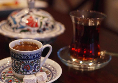 أكواب شاي وقهوة